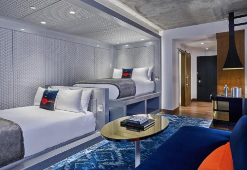 Spectacular Guest Room 2 Queen Balcony
