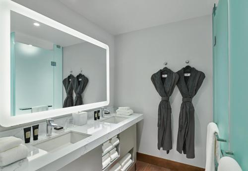 Fabulous Guest Room 2 Queen Mountain View
