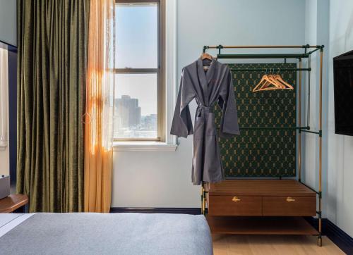 King Room with City View - Mobility Accessible