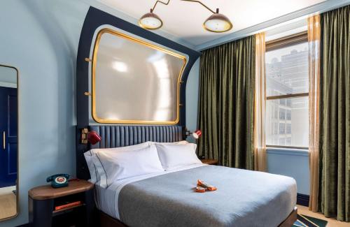 Premium King Room with City View - Hearing Accessible