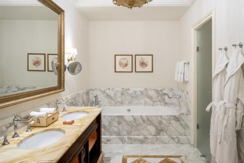Grand Veranda Suite with King Bed