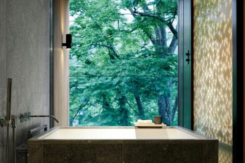 Riverside Garden View, Guest room, 1 King, Balcony