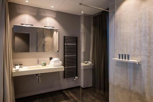 Luxury Twin with Shower