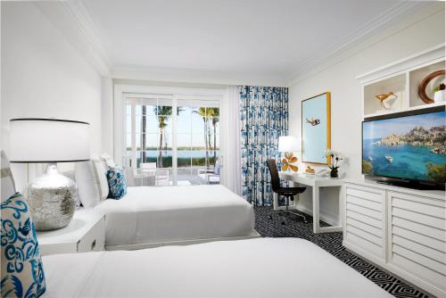 Grand Oceanfront Residence Suite w/Kitchen, 2 Queen &amp; 1 Queen Sofa