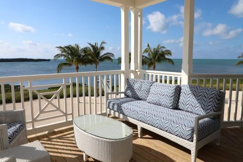 Grand Oceanfront Residence Suite w/Kitchen, 2 Queen &amp; 1 Queen Sofa