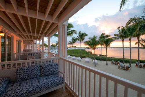 Grand Oceanfront 2-Bedroom 2 Bathroom Balcony, 2 King