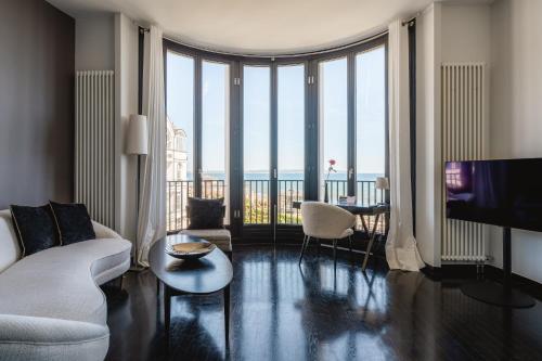 PRIVATE / LUXURY