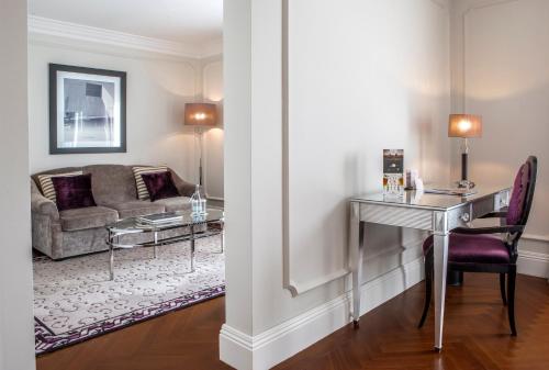 Panoramic King Suite 