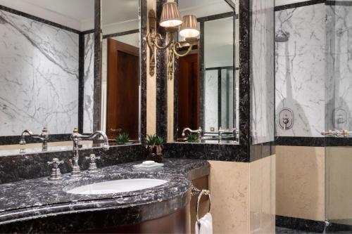 Deluxe Acropolis Guest room, 1 King, City view