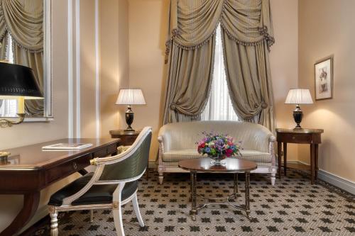 Deluxe Suite 1 Bedroom Suite, 1 King, Courtyard view