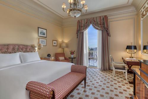 Deluxe Acropolis Guest room, 1 King, City view, High Floor