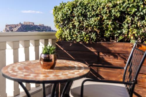 Deluxe Acropolis Guest room, 1 King, City view, High Floor