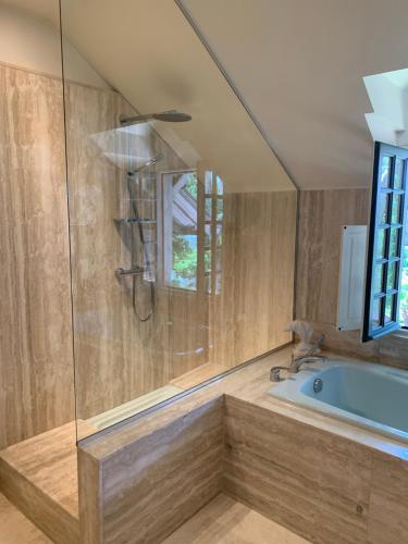 Master Suite with Cabana and Parking Included - 148 ft² 