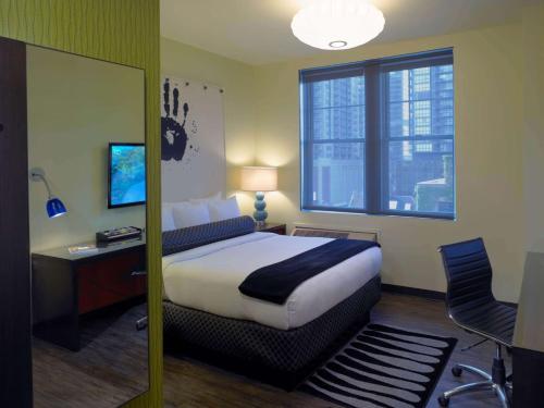 Queen Room with Walk In Shower - Mobility Accessible/Non-Smoking