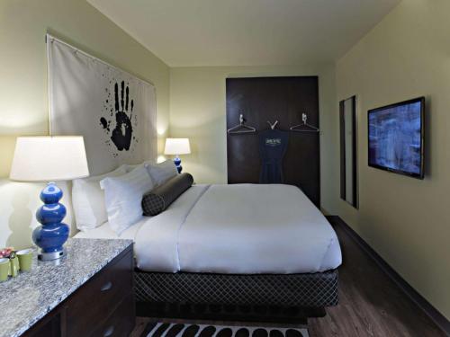King Room with Work Station - Non-Smoking