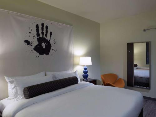 King Suite with Walk-In Shower and City View - Disability/Non-Smoking