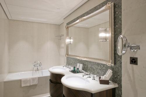 Junior Suite with Lake View