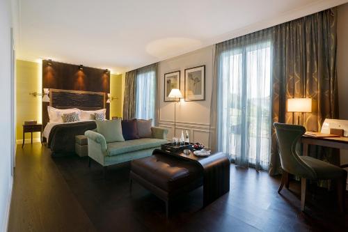 Junior Suite with Terrace and Lake View