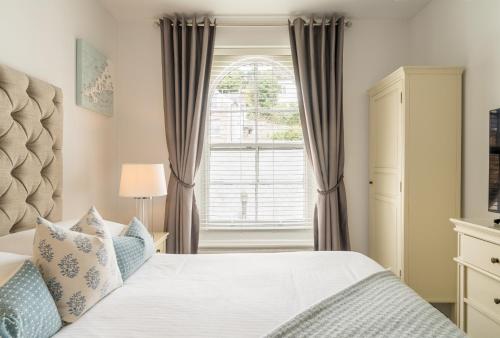 Classic Room - with street facing view 