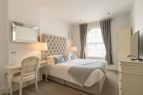 Classic Room - with street facing view 
