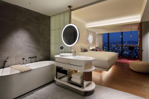 Guest Room with  1 King Bed, Skyline view, High floor