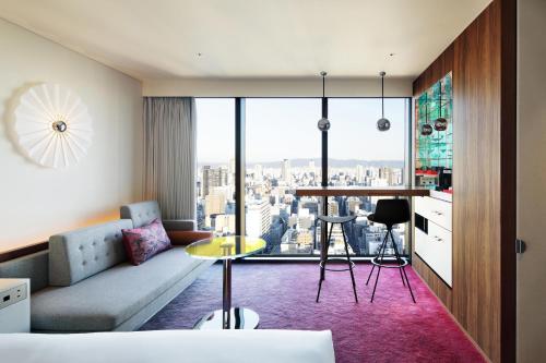 Guest Room with  1 King Bed, Skyline view, High floor