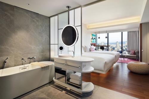 Guest Room with  2 Double, Skyline view, High floor