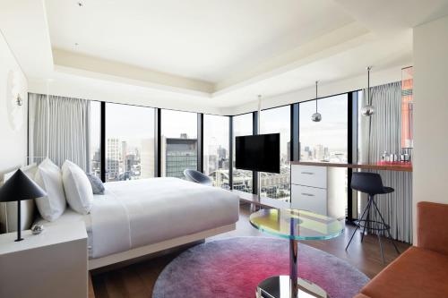 Guest Room with  1 King Bed, City view, Corner room