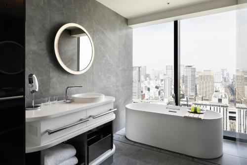Guest Room with  1 King Bed, City view, Corner room