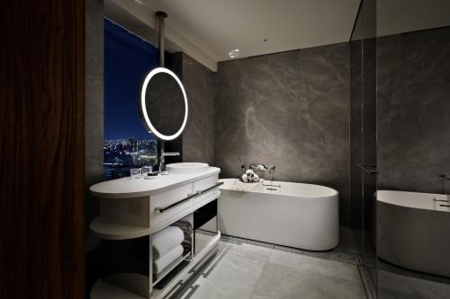 Guest Room with  1 King Bed, City view, Corner room
