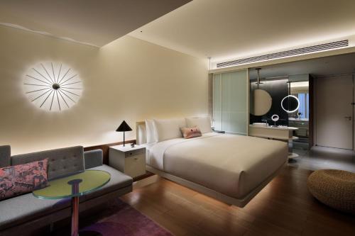 Guest Room with  1 King Bed, Low floor