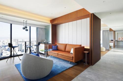 W King Suite with One King Bed