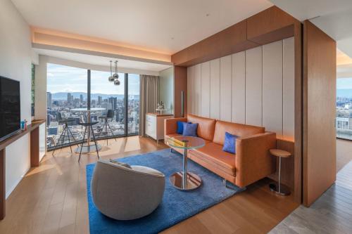 W King Suite with One King Bed