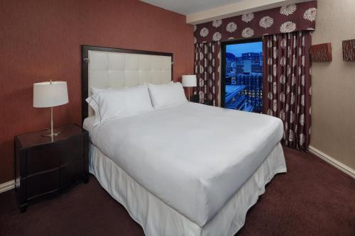 King Suite with City View - High Floor