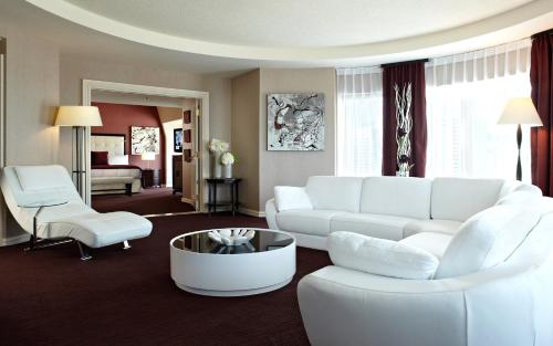 Vice Presidential King Suite