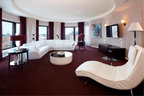 Vice Presidential King Suite