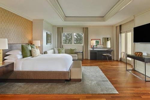 Ritz-Carlton Suite, Club lounge access, 1 King, Oceanfront