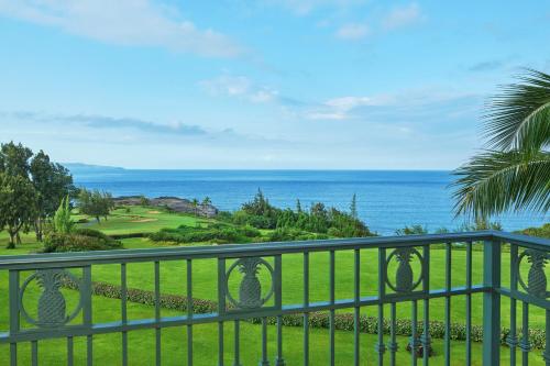 Ritz-Carlton Suite, Club lounge access, 1 King, Oceanfront