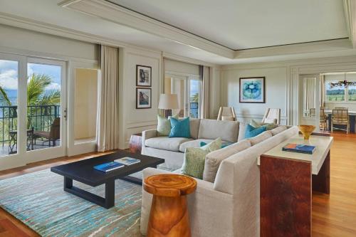 Ritz-Carlton Suite, Club lounge access, 1 King, Oceanfront