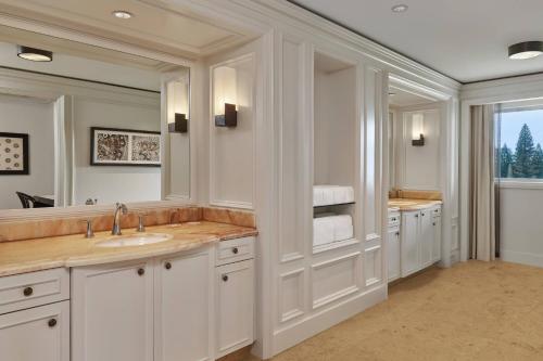 Ritz-Carlton Suite, Club lounge access, 1 King, Oceanfront