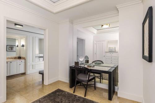 Ritz-Carlton Suite, Club lounge access, 1 King, Oceanfront