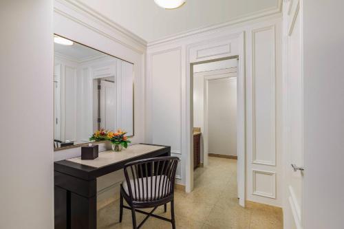 Ritz-Carlton Suite, Club lounge access, 1 King, Oceanfront