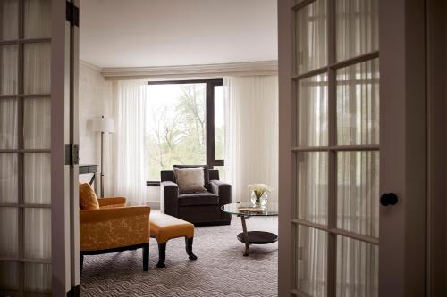 Senator Suite with King Bed
