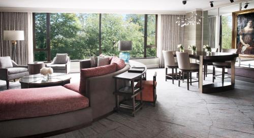 Garden King Suite