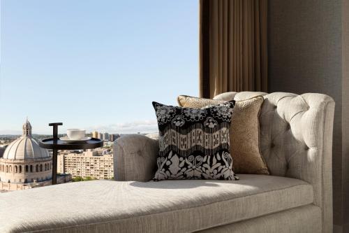 Deluxe King Room with City View