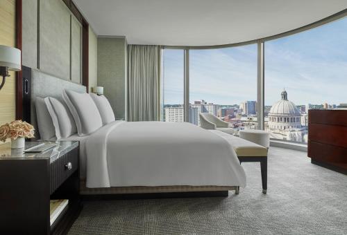 Back Bay Corner King Suite - Accessible