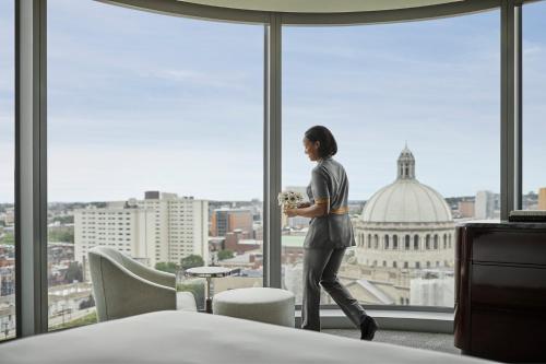 Back Bay Corner King Suite - Accessible