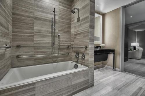 Back Bay Corner King Suite - Accessible