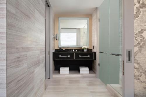 Deluxe King Room with City View - Accessible