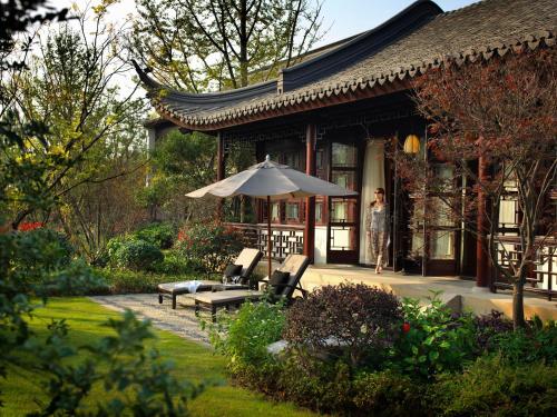 Royal West Lake Suite